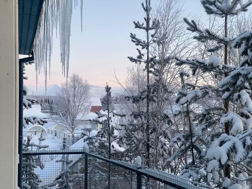 Уютный дом у леса и озера