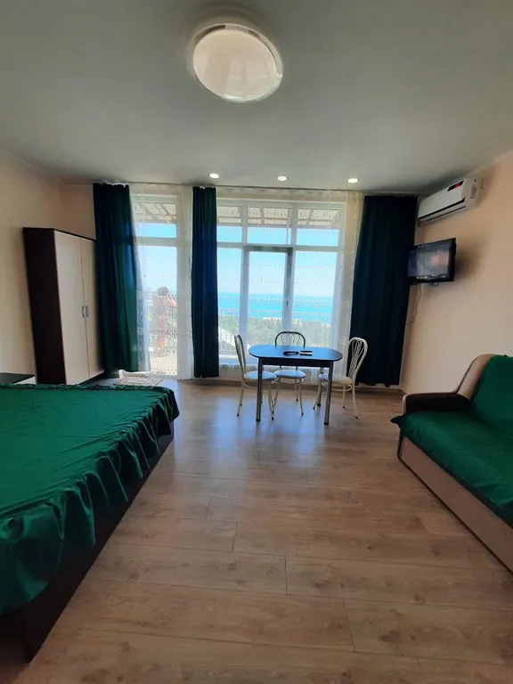 Уютная студия с шикарным видом на море и горы