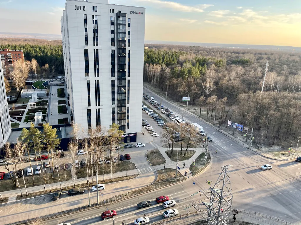 Новая квартира с кроватью возле панорамного окна, высокий этаж