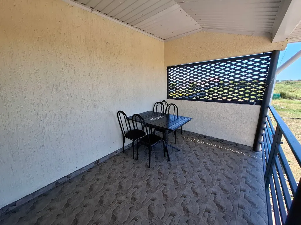 Домик у пруда рядом с Азовским морем