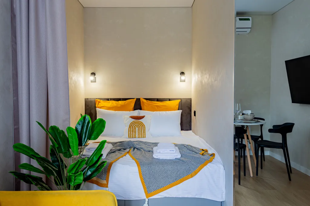 Просторная студия с дизайнерским ремонтом