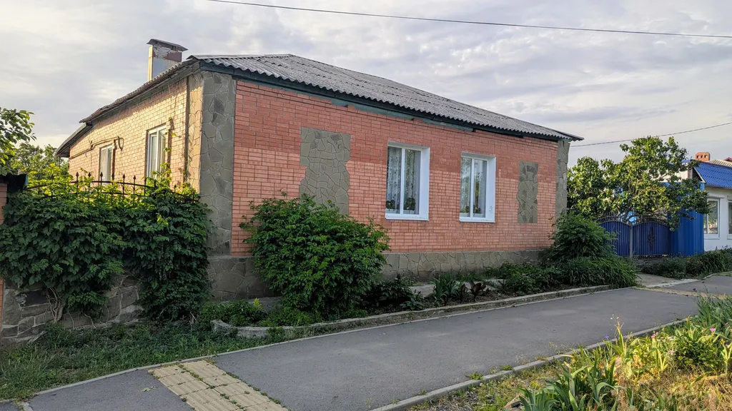 Большой уютный дом с камином и зоной для посиделок во дворе