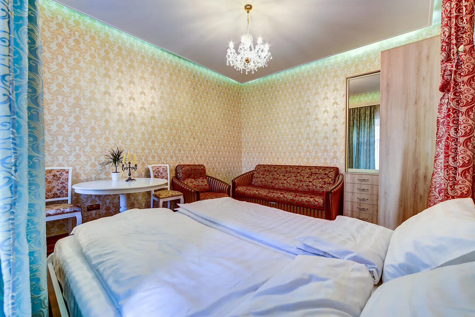 Диван раскладывается в полноценное двухспальное место для гостей.