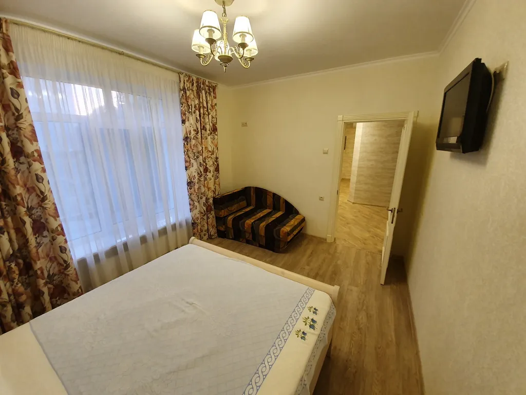 Стильный трехкомнатный дом с отдельной террасой