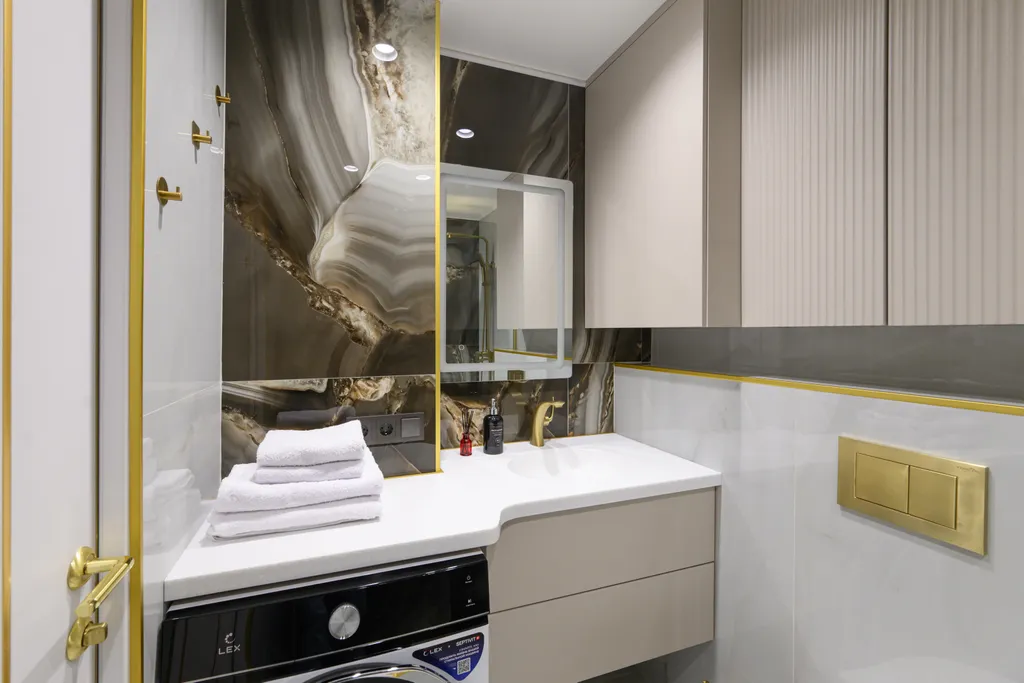 Bишневый aтлac — яркая квартира с биокамином