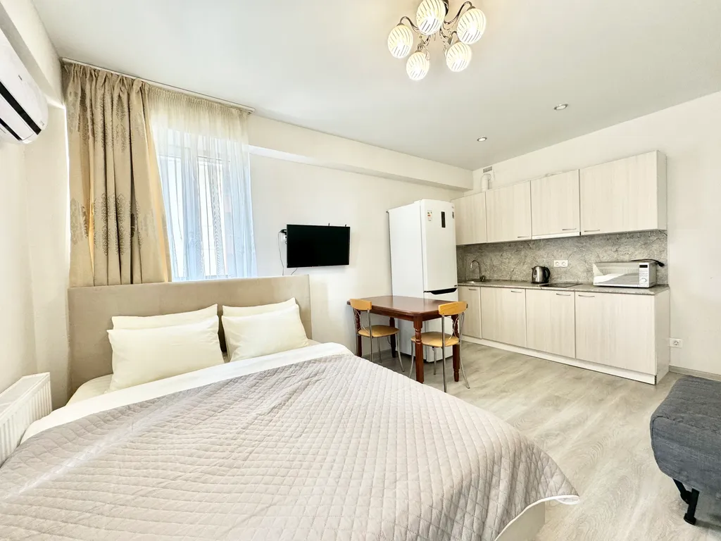 Студия с видом на бассейн