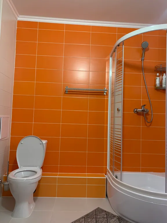 Студия с видом на закат и вечерний город