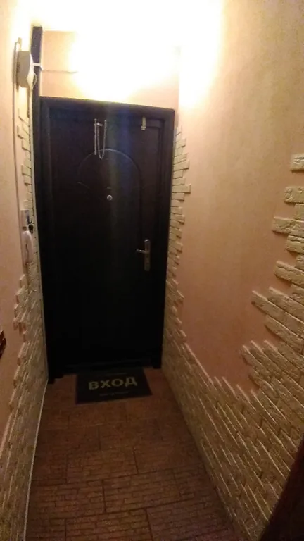 Квартира с раздельными комнатами, с отдельной кухней и балконом.