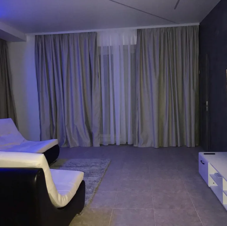 Коттедж Neon с видом на горы, подогреваемым бассейном, баней, чаном