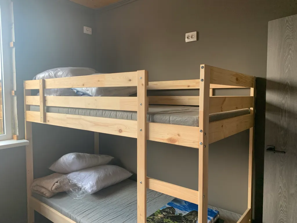 Дом на берегу реки с бассейном и видом