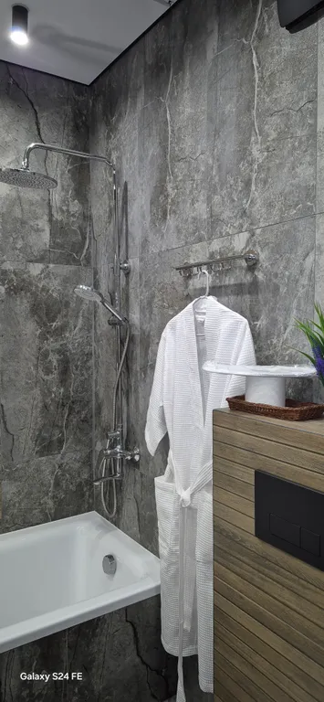 Новый стильный апартамент в двух шагах от моря с балконом и камином