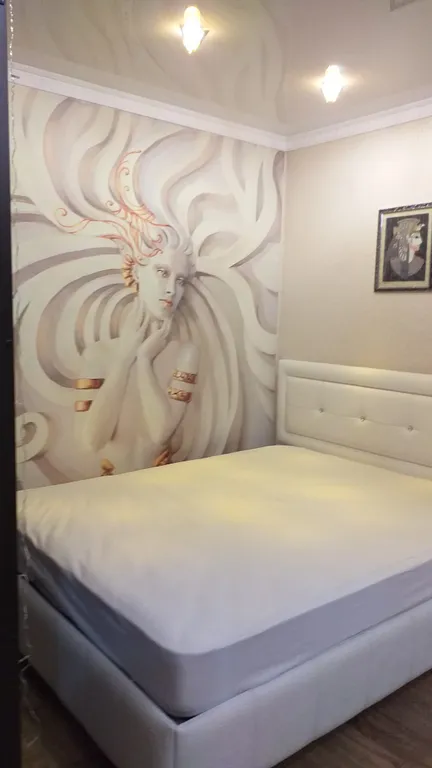 Уютная однокомнатная квартира в спокойном районе, с кроватью и диваном