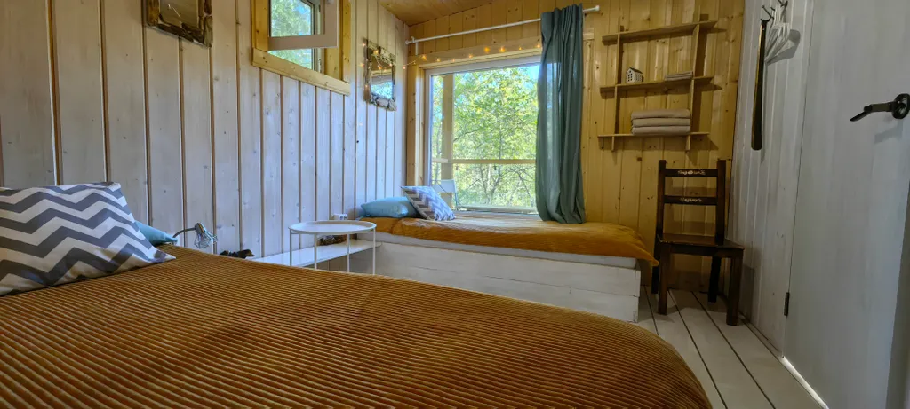 Коттедж Дом на дереве с окном на полу — Веськово