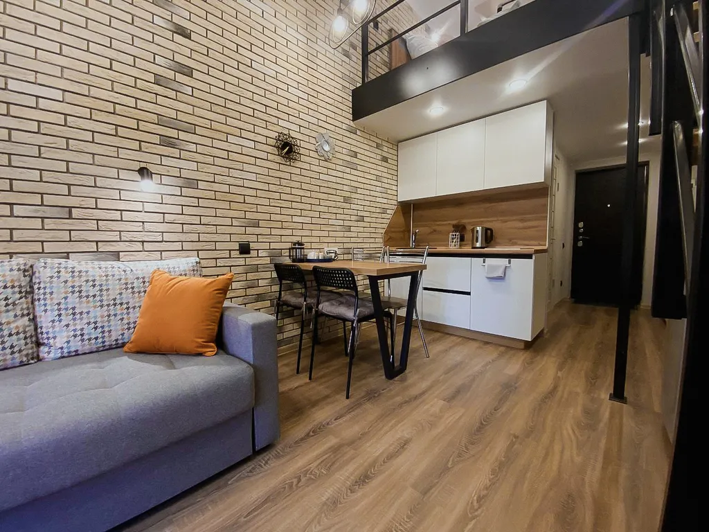 Двухуровневая студия с панорамными окнами