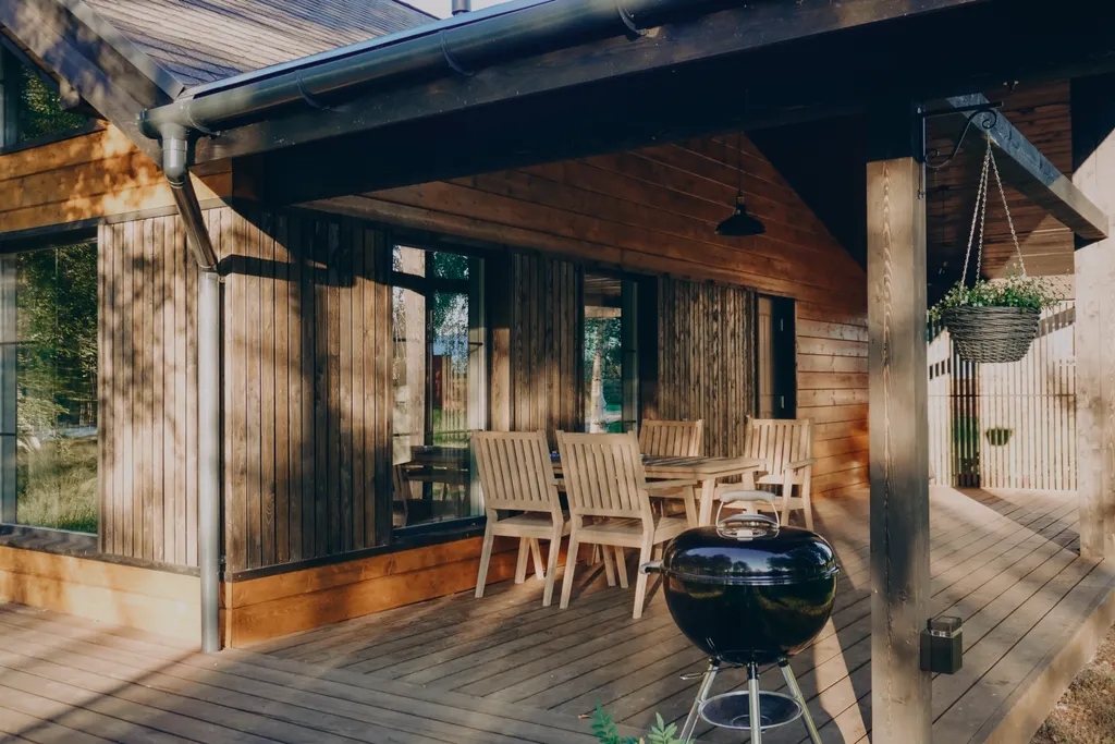 Дом на берегу реки