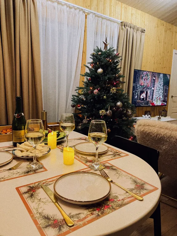 Уютный дом с панорамными окнами с выходом на террасу