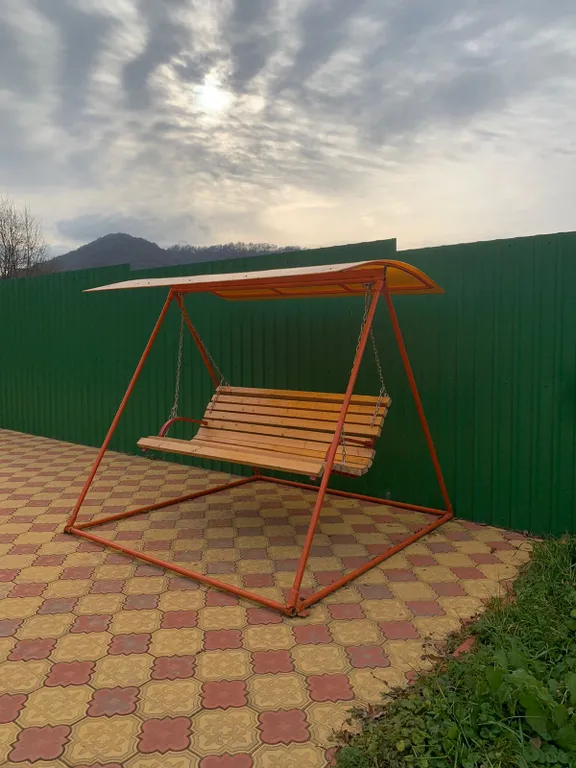 Двухэтажный дом с бассейном, верандой и видом на горы