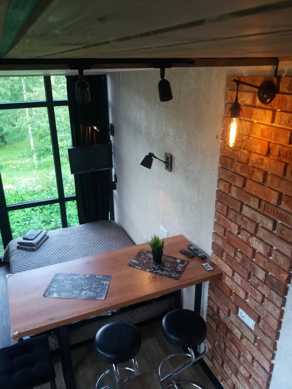 Уютный домик-студия на склоне холма у реки