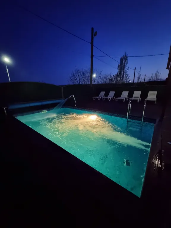 Дом на 11 мест с горячим бассейном и сауной