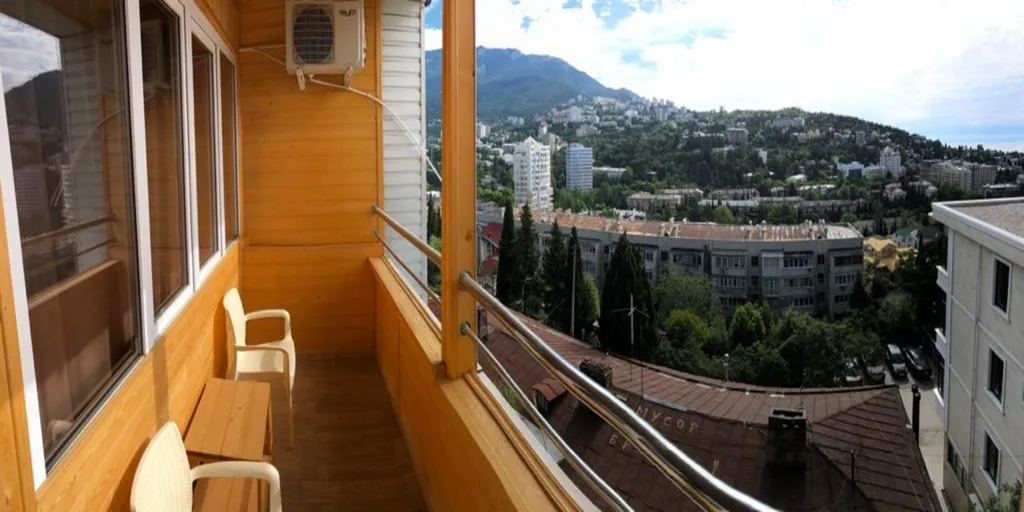 2-комнатная квартира с балконом и прекрасным видом на море и горы