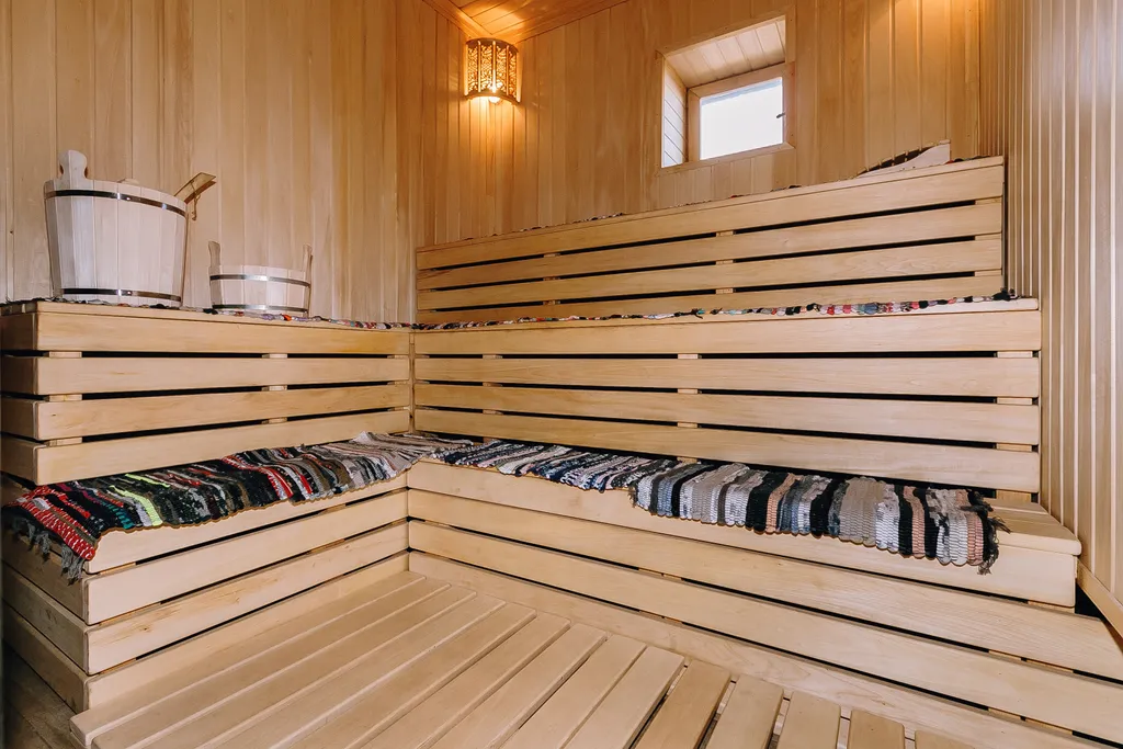 Коттедж двухэтажный с сауной, бассейном, детской площадкой