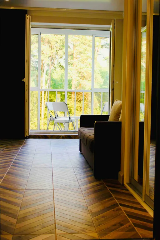 Уютная студия с видом на лес