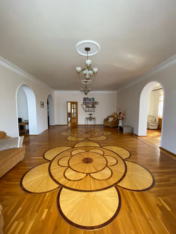 Большой уютный загородный дом с садом