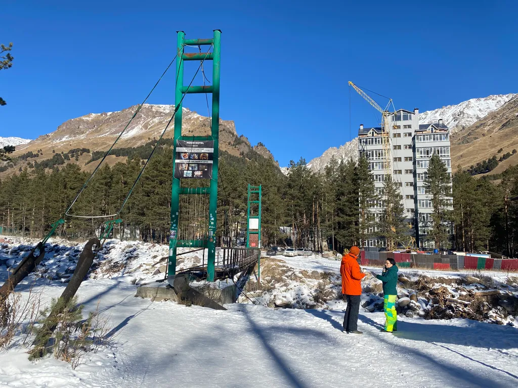 Уютный апартамент на берегу реки с видом на горы