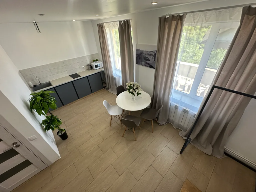 Двухэтажные апартаменты с балконом Столица 2313