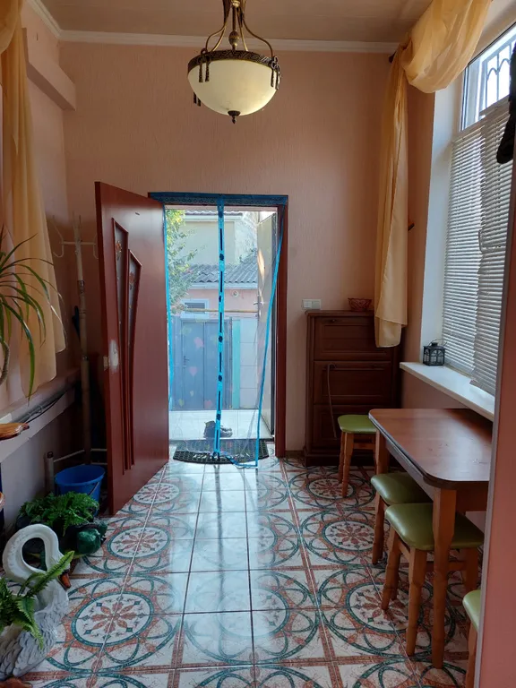 Отдельный дом с двором и беседкой, со всеми условиями