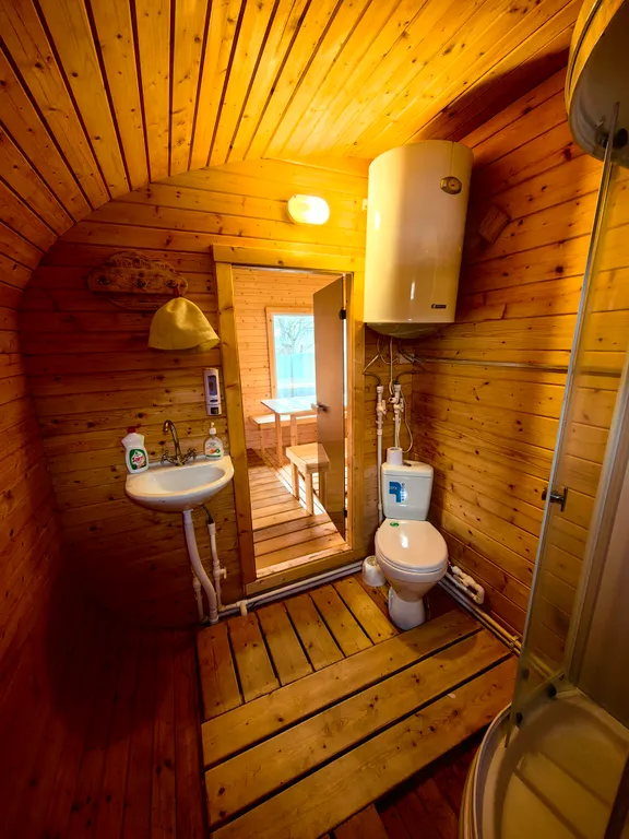 Уютный деревянный домик с видом на реку