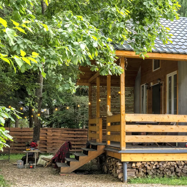 Дача с лесным характером, дровяным камином, сауной и банным чаном