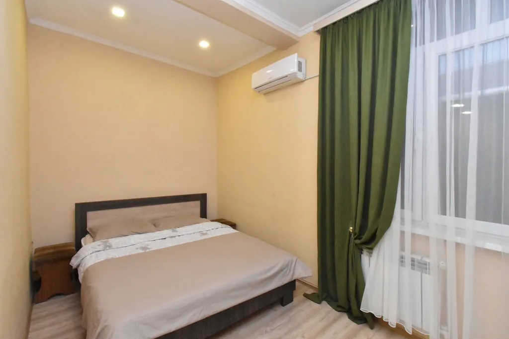 Двухкомнатная светлая квартира с высокими потолками в центре города