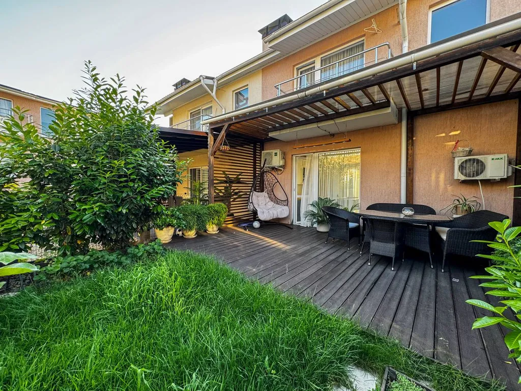 Таунхаус с дизайнерским ремонтом и террасой