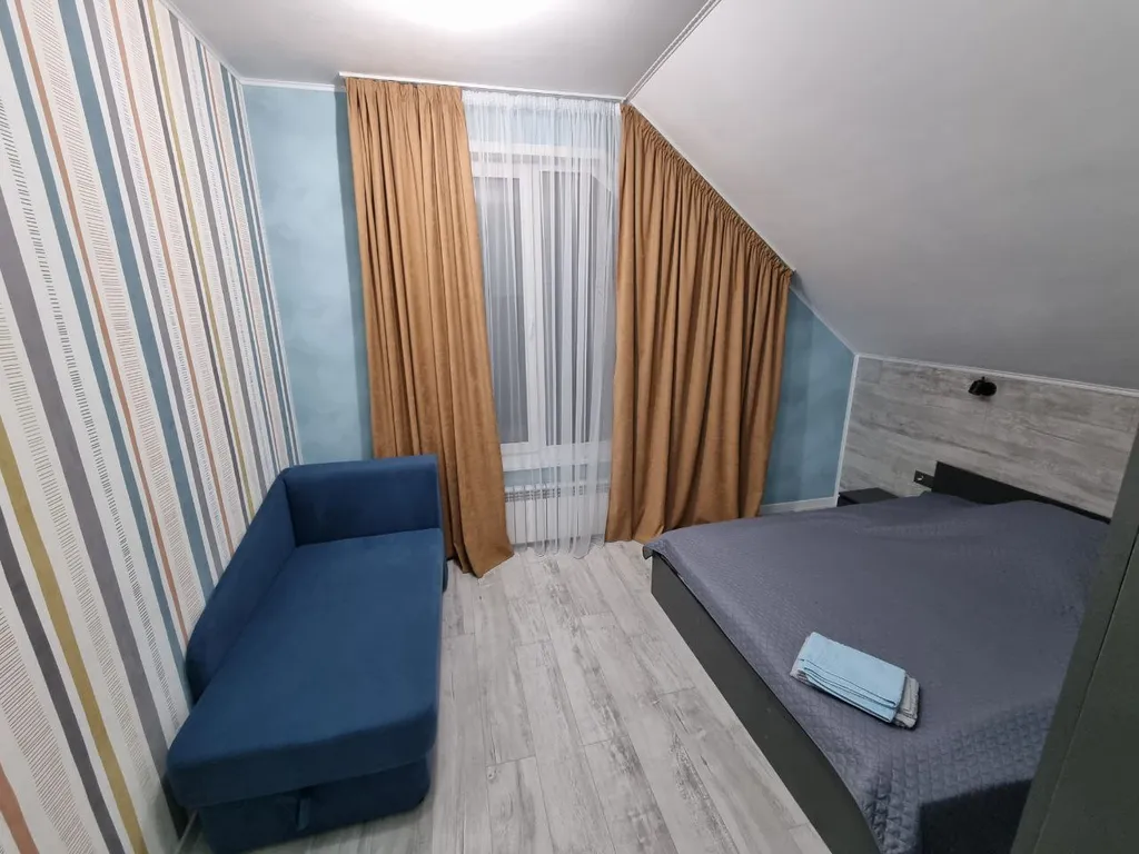 Зелёный дом на берегу Катуни с видом на реку и горы