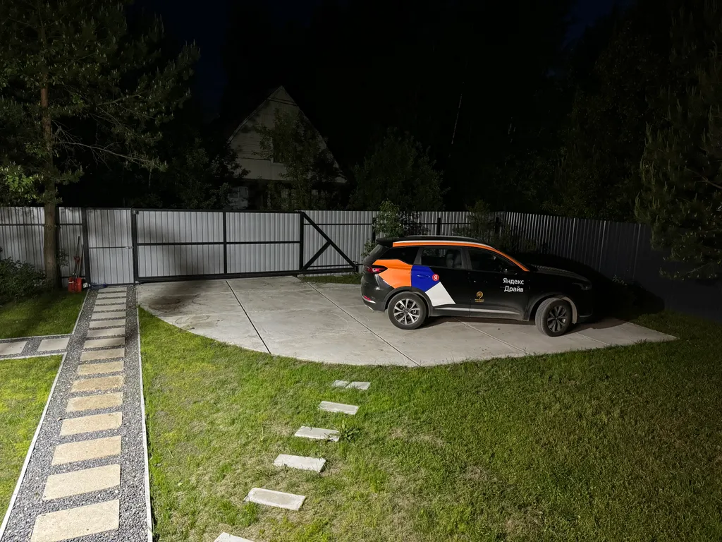 Большой дом среди сосен