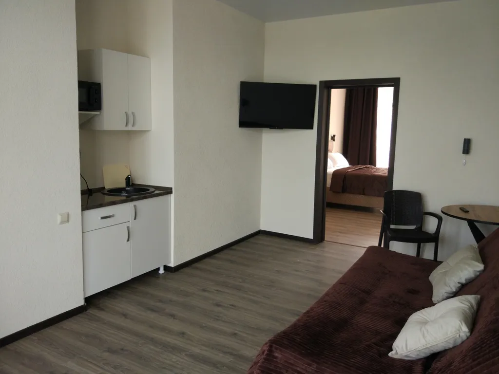 Двухкомнатный люкс с двумя балконами с видом на море и горы.