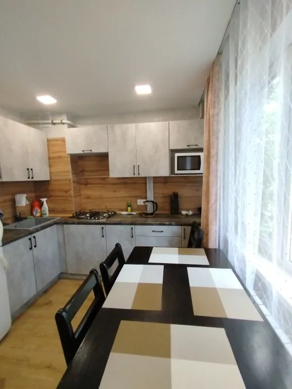 Трёхкомнатная семейная квартира с современными ремонтом Центр города