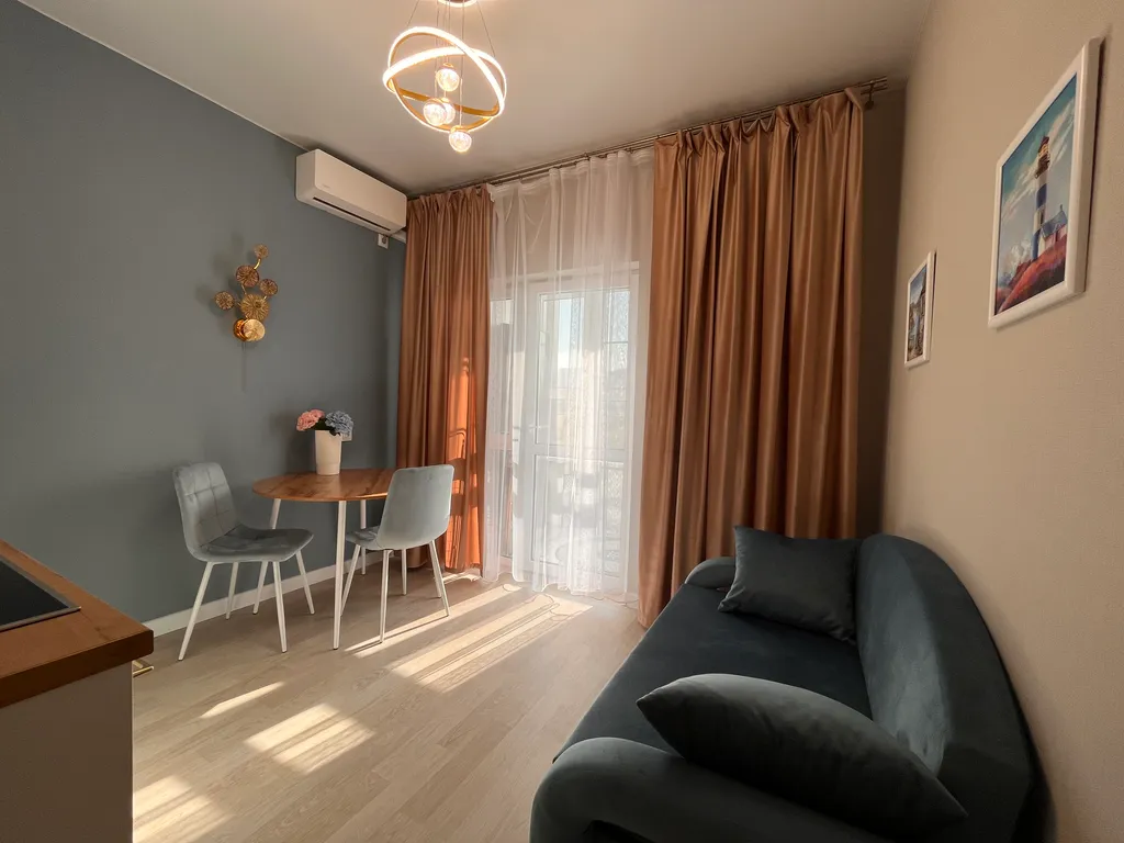 Комфортабельная видовая квартира с дизайнерским ремонтом возле моря