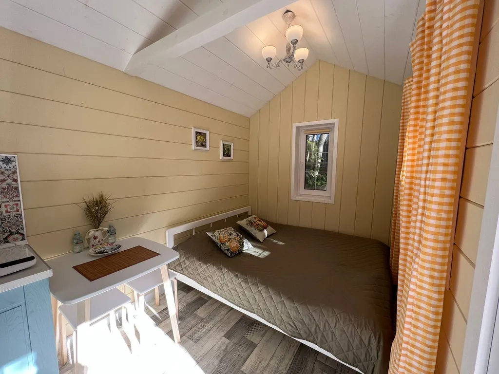 Желтый домик в лесу на Живописной улице