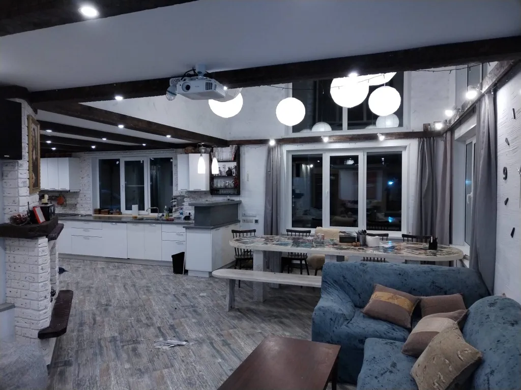 Большой коттедж в лесу