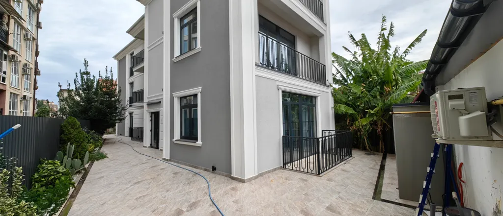 Стильная дизайнерская квартира в сердце старого Адлера