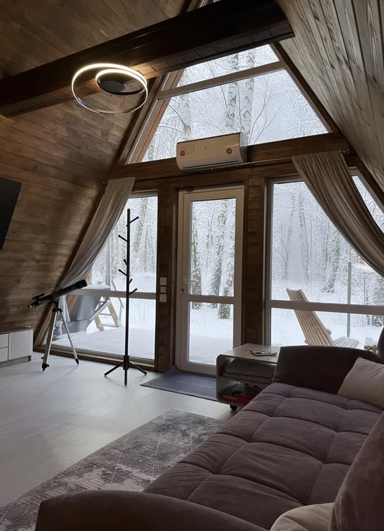 Уютный афрейм в березовом лесу