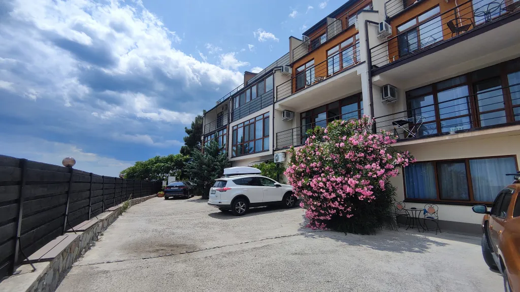 Студия с панорамным видом на море