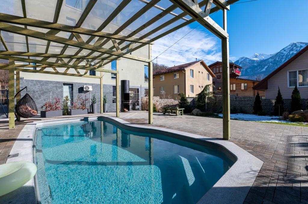 1-е апартаменты с видом на горы и бассейном