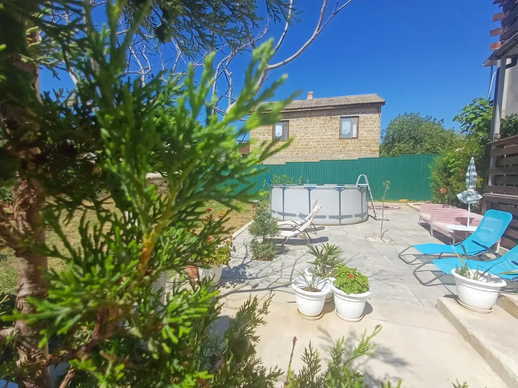 Четырехместная комната с большой террасой в центре