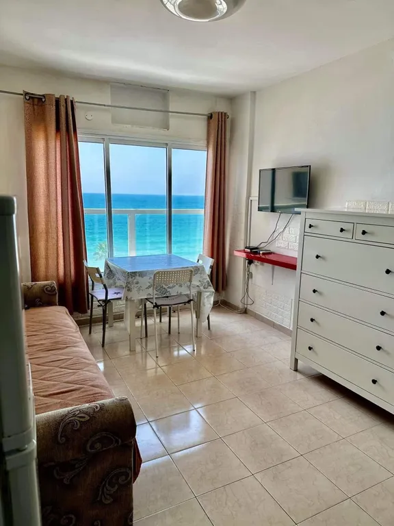 Красивая 2 ком квартира на набережной с прямым видом на море и закаты