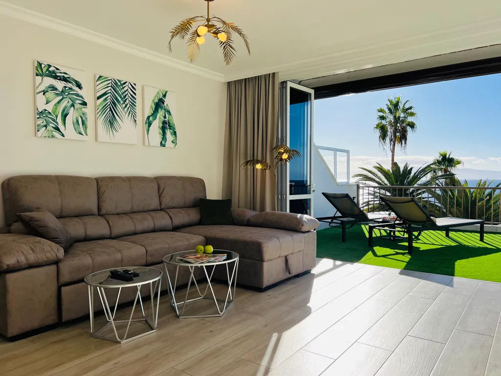 PaulMarie Superior Ocean Lounge