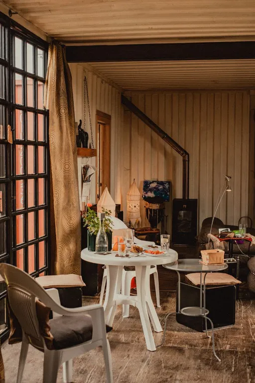 AirBed на веранде творческой дачи из морских контейнеров