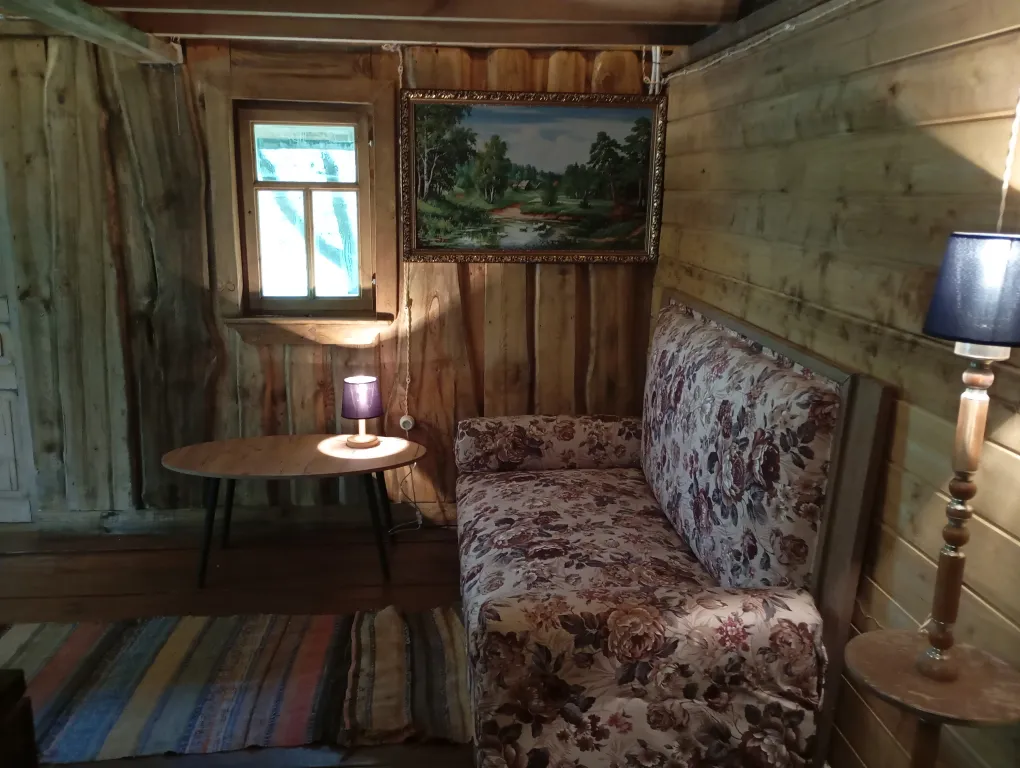 Изба с уютом детства, деревенский дом с баней и русским бытом